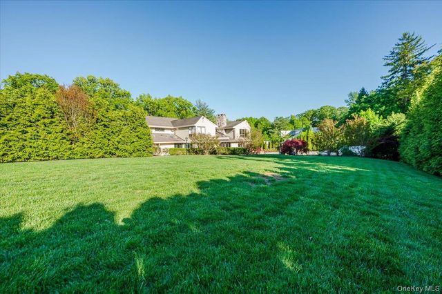 5 Twin Ponds Street, Great Neck, NY 11024