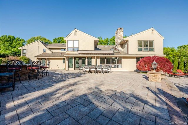 5 Twin Ponds Street, Great Neck, NY 11024