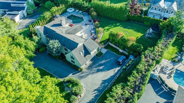 5 Twin Ponds Street, Great Neck, NY 11024