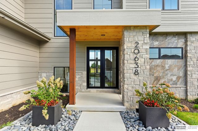 20638 Laurel Avenue, Elkhorn, NE 68022