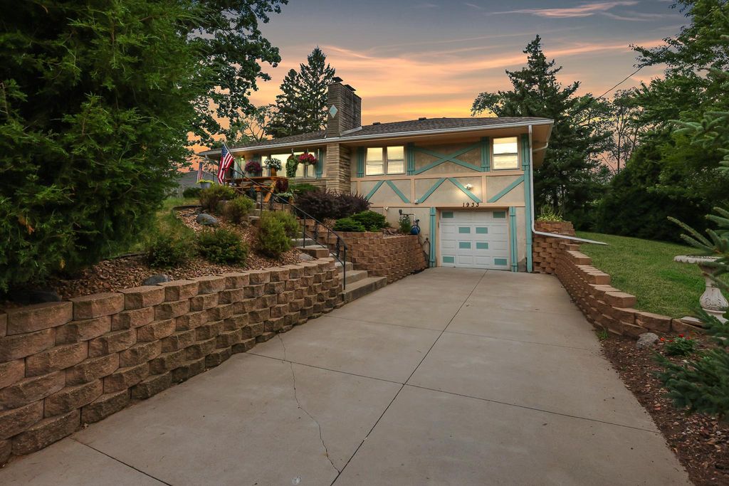1933 Flandrau Street, Maplewood, MN 55109