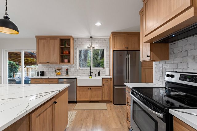 417 NW Midland Avenue, Grants Pass, OR 97526