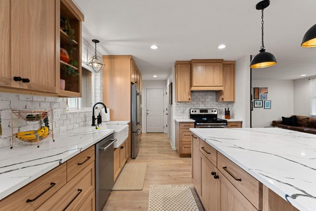 417 NW Midland Avenue, Grants Pass, OR 97526