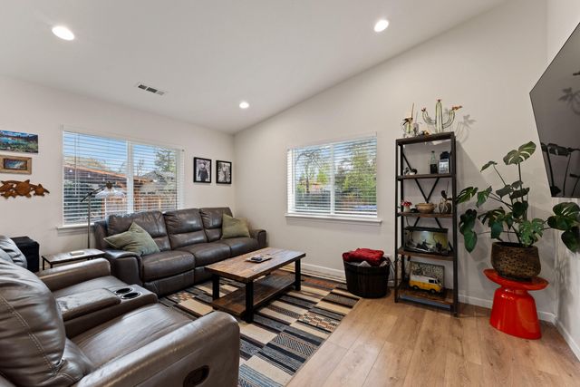 417 NW Midland Avenue, Grants Pass, OR 97526