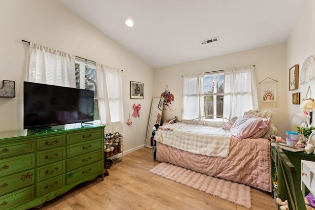 417 NW Midland Avenue, Grants Pass, OR 97526