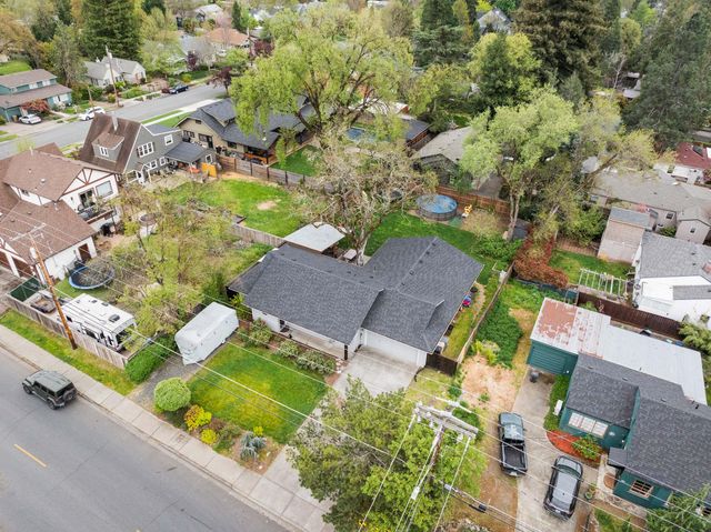 417 NW Midland Avenue, Grants Pass, OR 97526