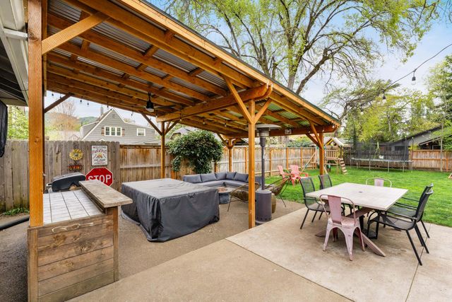 417 NW Midland Avenue, Grants Pass, OR 97526