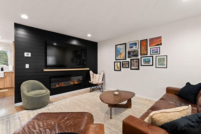 417 NW Midland Avenue, Grants Pass, OR 97526