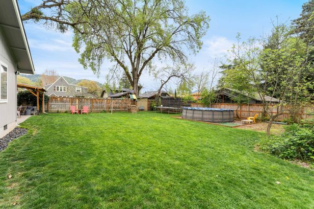 417 NW Midland Avenue, Grants Pass, OR 97526