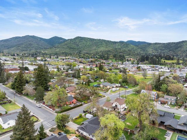 417 NW Midland Avenue, Grants Pass, OR 97526