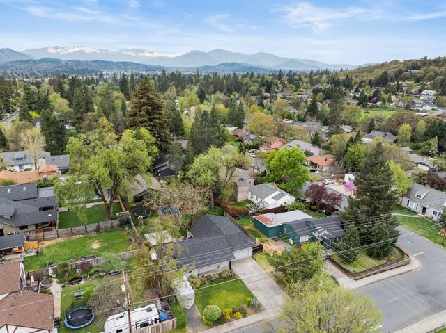 417 NW Midland Avenue, Grants Pass, OR 97526