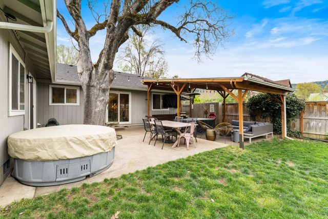 417 NW Midland Avenue, Grants Pass, OR 97526