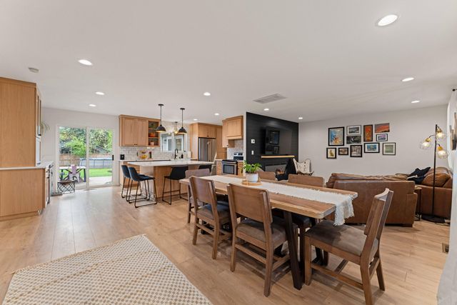 417 NW Midland Avenue, Grants Pass, OR 97526