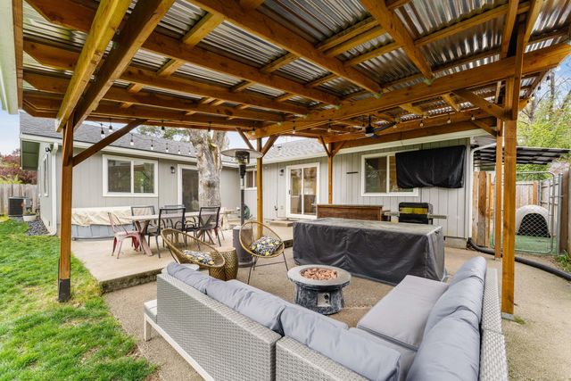 417 NW Midland Avenue, Grants Pass, OR 97526