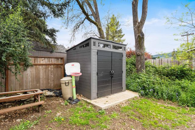 417 NW Midland Avenue, Grants Pass, OR 97526