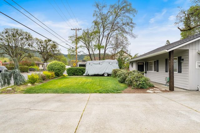 417 NW Midland Avenue, Grants Pass, OR 97526