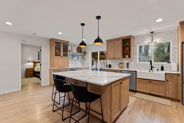 417 NW Midland Avenue, Grants Pass, OR 97526