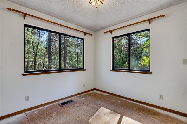 15914 Brooks Rd, Grass Valley, CA 95945