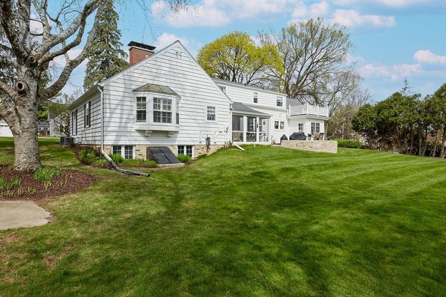 640 Hi View COURT, Elm Grove, WI 53122