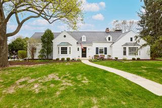 640 Hi View COURT, Elm Grove, WI 53122