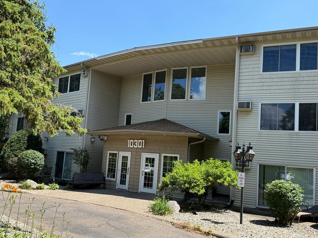 10301 Cedar Lake Road 102, Hopkins, MN 55305