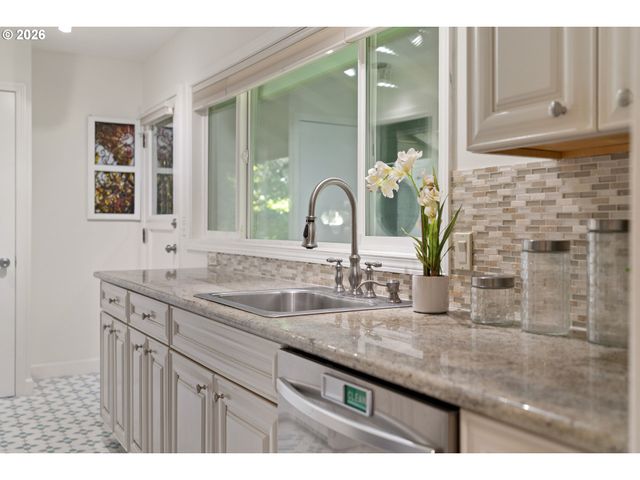 3032 Sw FLORIDA Ct C, Portland, OR 97219