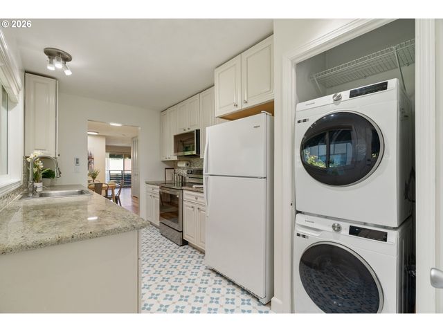 3032 Sw FLORIDA Ct C, Portland, OR 97219