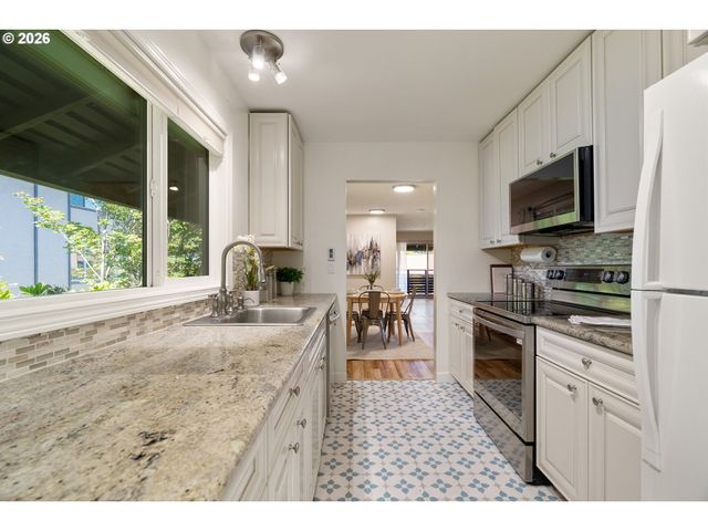 3032 Sw FLORIDA Ct C, Portland, OR 97219