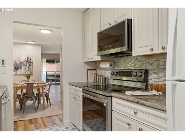 3032 Sw FLORIDA Ct C, Portland, OR 97219