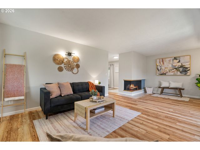 3032 Sw FLORIDA Ct C, Portland, OR 97219