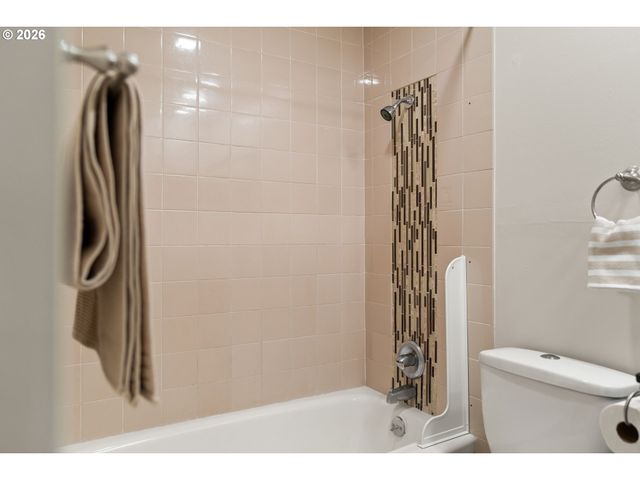 3032 Sw FLORIDA Ct C, Portland, OR 97219
