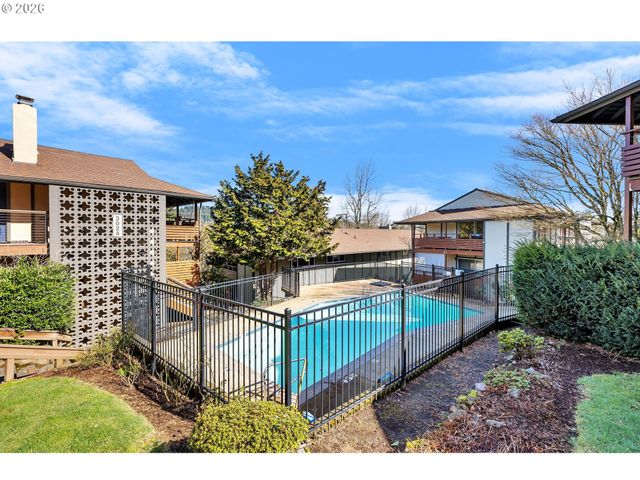 3032 Sw FLORIDA Ct C, Portland, OR 97219