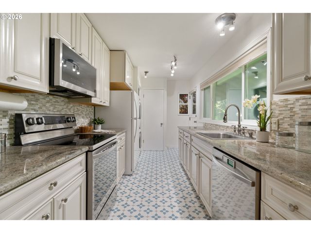 3032 Sw FLORIDA Ct C, Portland, OR 97219