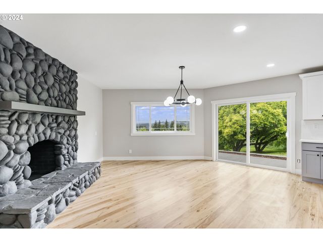 352 Ne LOVRIEN Ave, Gresham, OR 97030