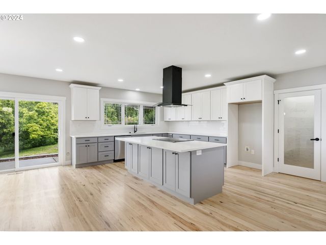 352 Ne LOVRIEN Ave, Gresham, OR 97030