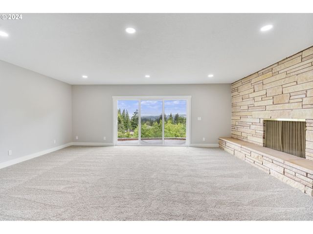 352 Ne LOVRIEN Ave, Gresham, OR 97030