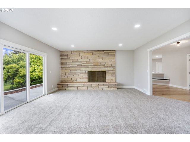 352 Ne LOVRIEN Ave, Gresham, OR 97030