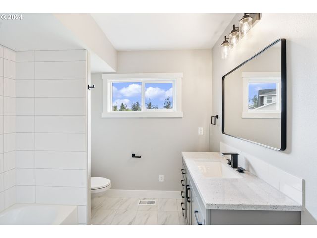352 Ne LOVRIEN Ave, Gresham, OR 97030