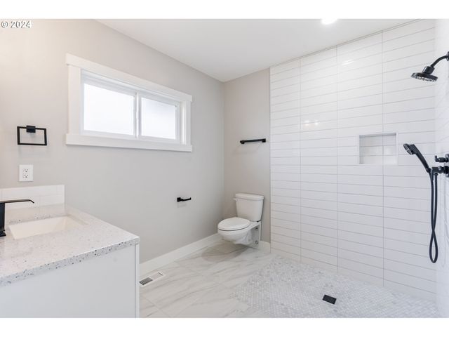 352 Ne LOVRIEN Ave, Gresham, OR 97030