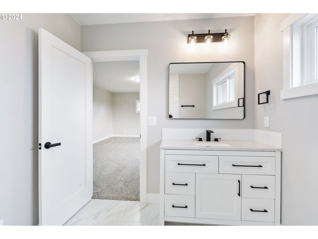 352 Ne LOVRIEN Ave, Gresham, OR 97030