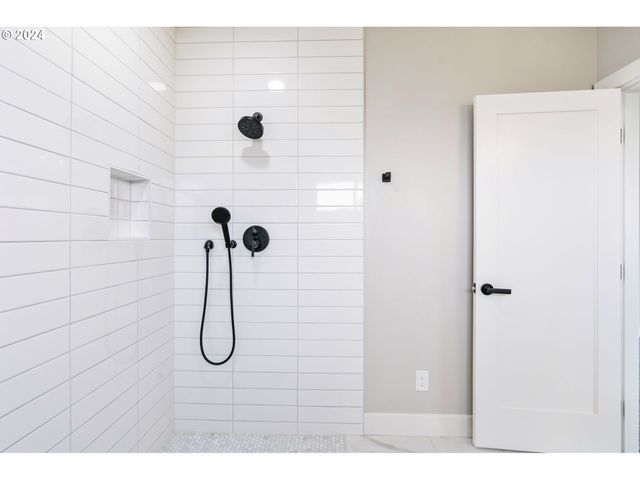 352 Ne LOVRIEN Ave, Gresham, OR 97030