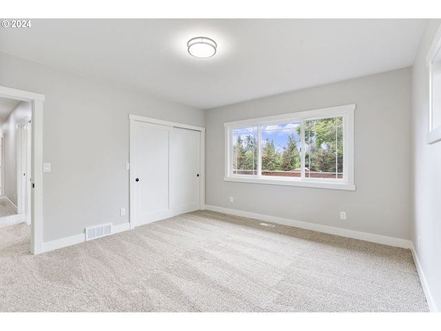 352 Ne LOVRIEN Ave, Gresham, OR 97030