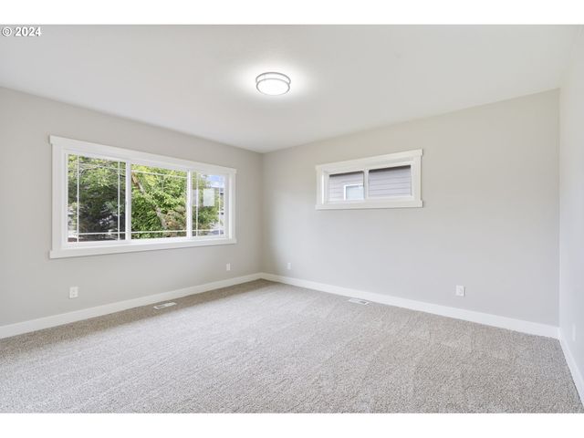 352 Ne LOVRIEN Ave, Gresham, OR 97030