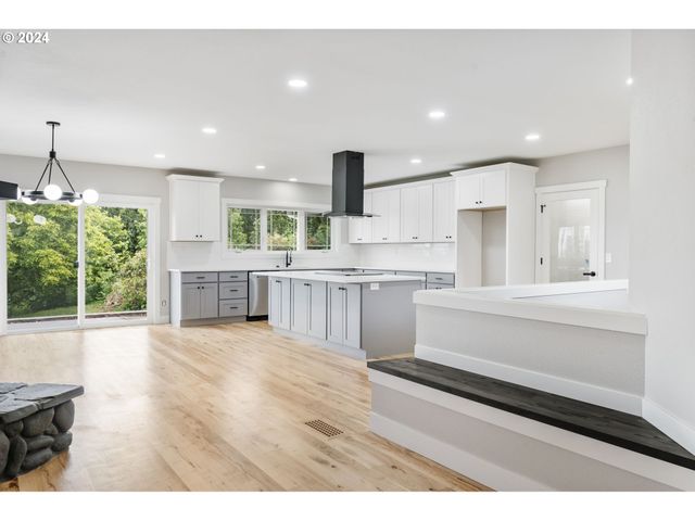 352 Ne LOVRIEN Ave, Gresham, OR 97030