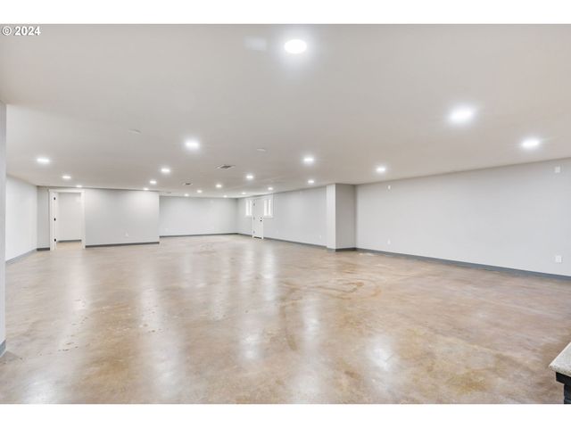352 Ne LOVRIEN Ave, Gresham, OR 97030