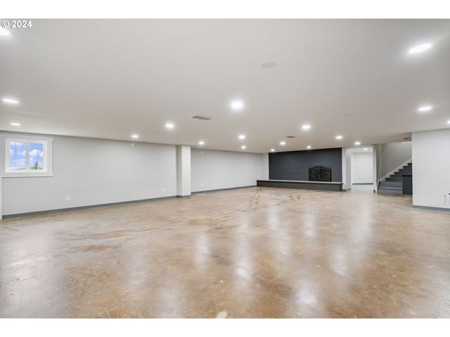 352 Ne LOVRIEN Ave, Gresham, OR 97030