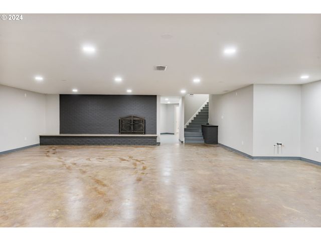 352 Ne LOVRIEN Ave, Gresham, OR 97030