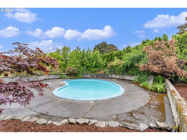 352 Ne LOVRIEN Ave, Gresham, OR 97030