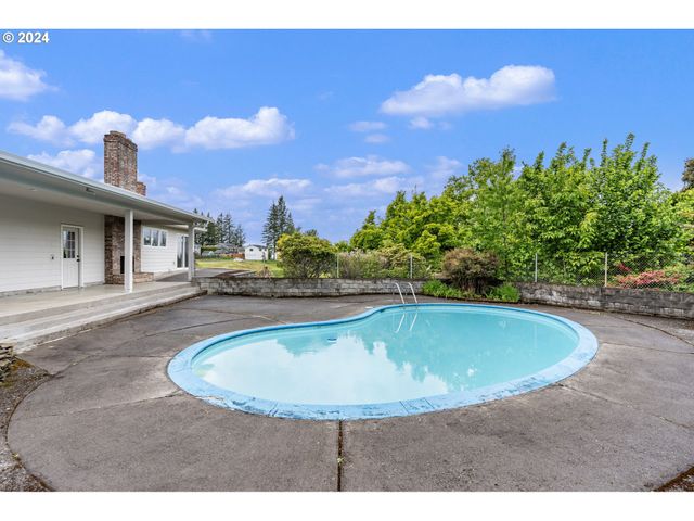 352 Ne LOVRIEN Ave, Gresham, OR 97030
