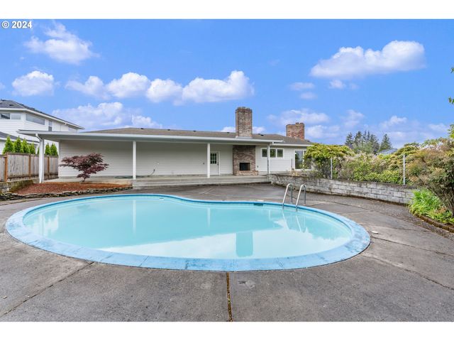 352 Ne LOVRIEN Ave, Gresham, OR 97030